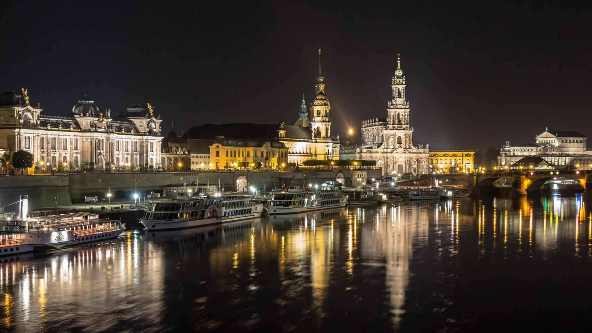 Elbpanorama der historischen Altstadt Dresdens bei Nacht Elbpanorama der historischen Altstadt Dresdens bei Nacht