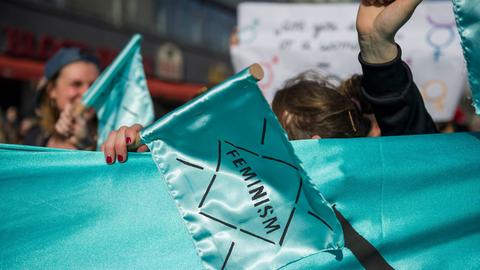 "Feminism" steht bei einer Demonstration zum internationalen Weltfrauentag 2015 auf einer kleinen Fahne.