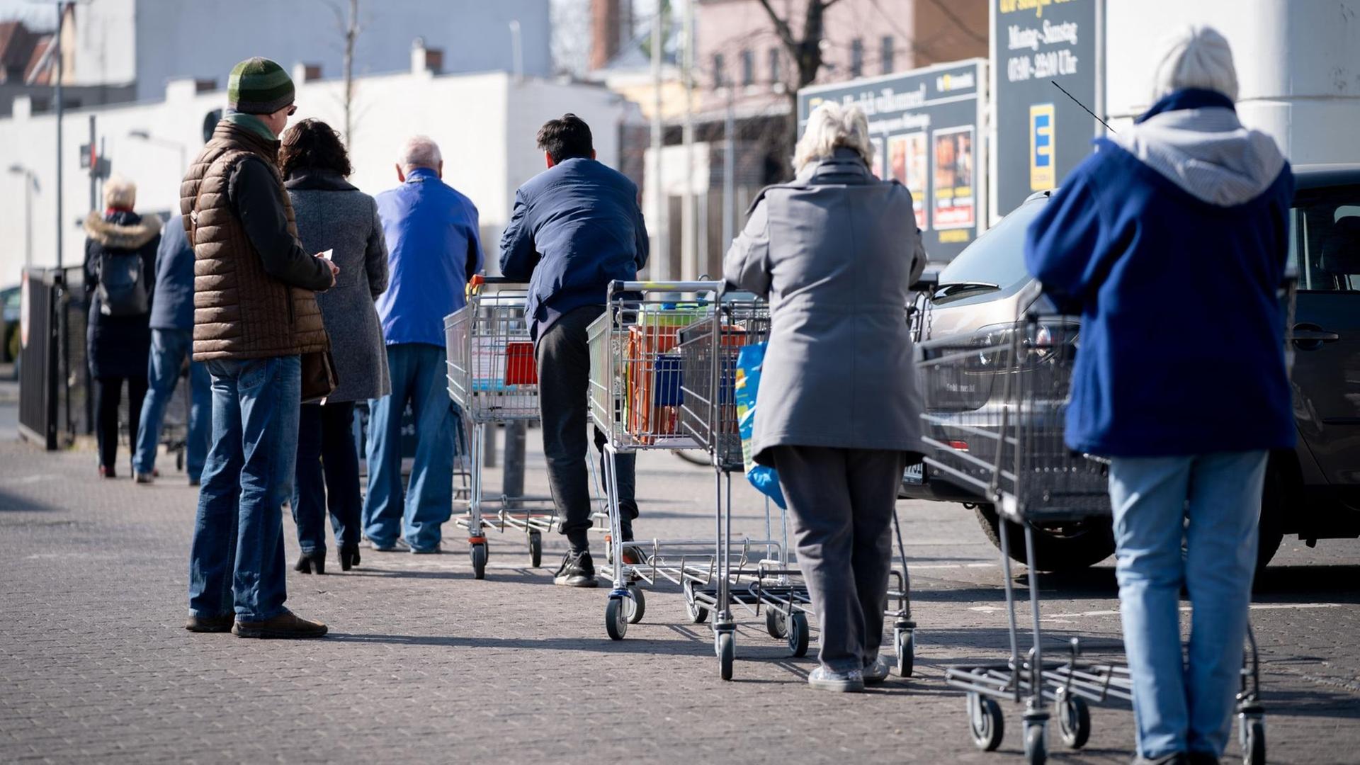 Eine lange Schlange bildet sich vor einem Supermarkt im Stadtteil Reinickendorf. Eine lange Schlange bildet sich vor einem Supermarkt im Stadtteil Reinickendorf.