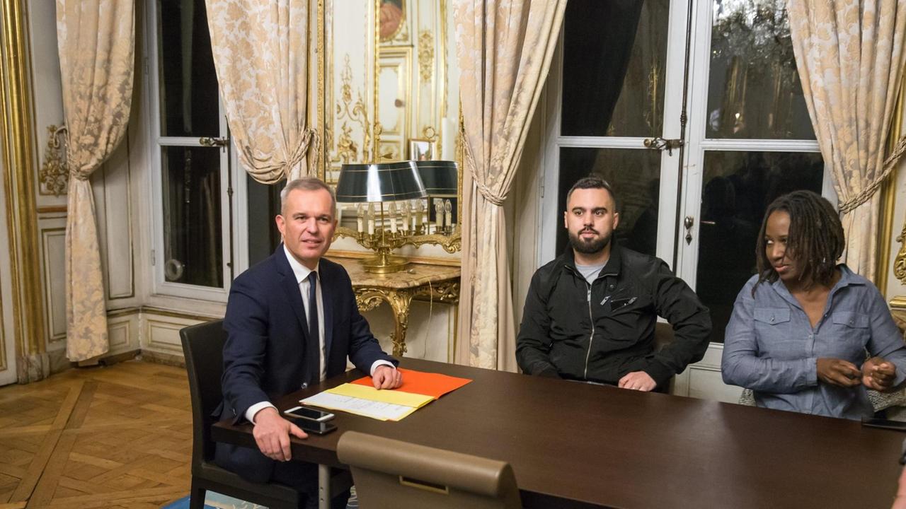 Der französische Minister für Umwelt und nachhaltige Wirtschaft, Francois de Rugy, empfängt zwei Vertreter der "Gelbwesten", Eric Douet und Priscillia Ludosky. Der französische Minister für Umwelt und nachhaltige Wirtschaft, Francois de Rugy, empfängt zwei Vertreter der "Gelbwesten", Eric Douet und Priscillia Ludosky.