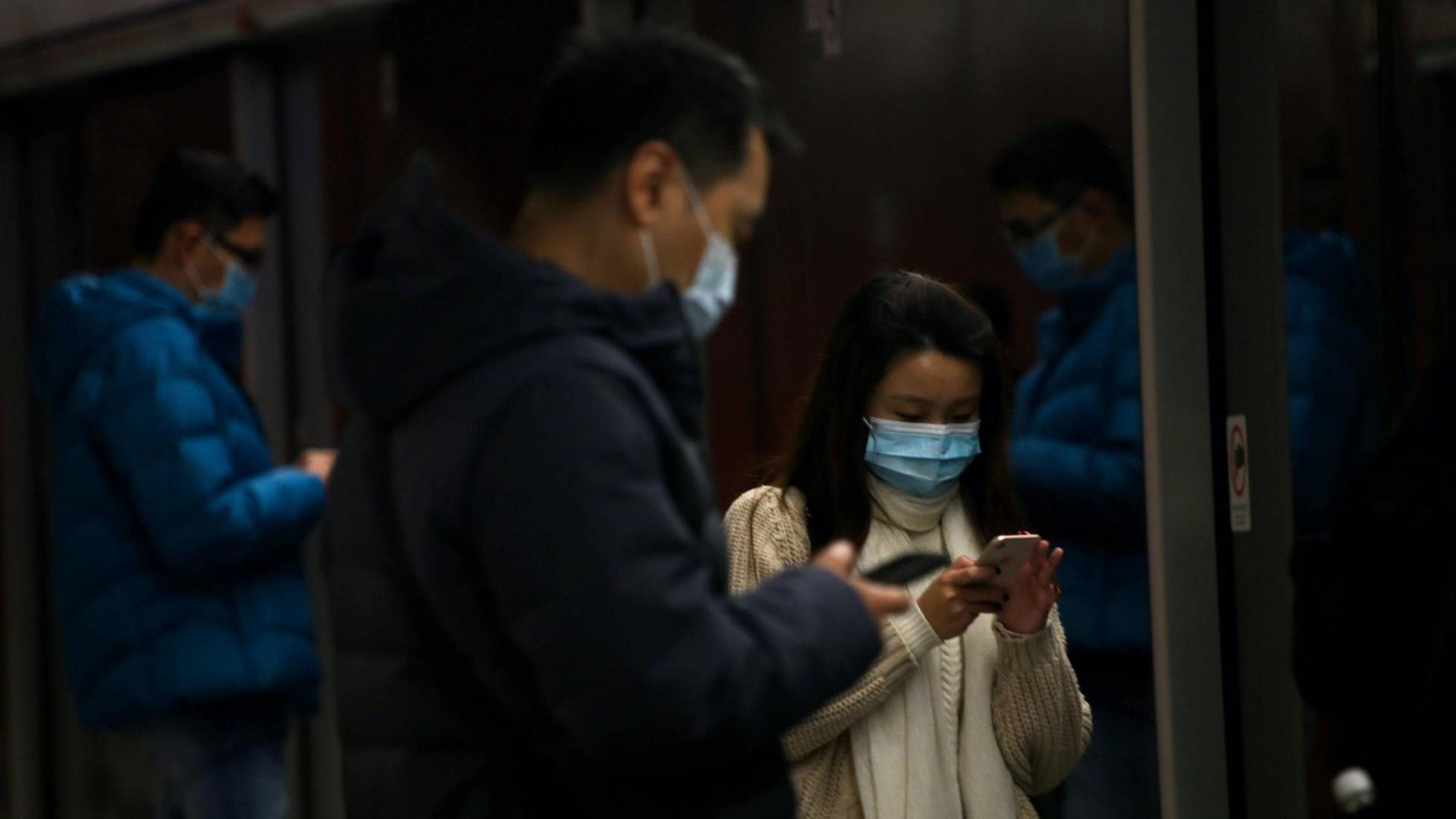 January 28, 2020, Hong Kong: A woman and other passengers wear face masks as they wait for the MTR, following reports of the Wuhan Corona virus in Hong Kong..The Wuhan Corona virus is a new and highly infectious SARS-strain virus that originated in the Hubei province of China and has been traced back to an animal market in the city of Wuhan. Hong Kong PUBLICATIONxINxGERxSUIxAUTxONLY - ZUMAs197 20200128zaas197093 Copyright: xKatherinexChengx January 28, 2020, Hong Kong: A woman and other passengers wear face masks as they wait for the MTR, following reports of the Wuhan Corona virus in Hong Kong..The Wuhan Corona virus is a new and highly infectious SARS-strain virus that originated in the Hubei province of China and has been traced back to an animal market in the city of Wuhan. Hong Kong PUBLICATIONxINxGERxSUIxAUTxONLY - ZUMAs197 20200128zaas197093 Copyright: xKatherinexChengx