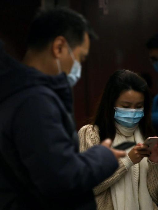 January 28, 2020, Hong Kong: A woman and other passengers wear face masks as they wait for the MTR, following reports of the Wuhan Corona virus in Hong Kong..The Wuhan Corona virus is a new and highly infectious SARS-strain virus that originated in the Hubei province of China and has been traced back to an animal market in the city of Wuhan. Hong Kong PUBLICATIONxINxGERxSUIxAUTxONLY - ZUMAs197 20200128zaas197093 Copyright: xKatherinexChengx