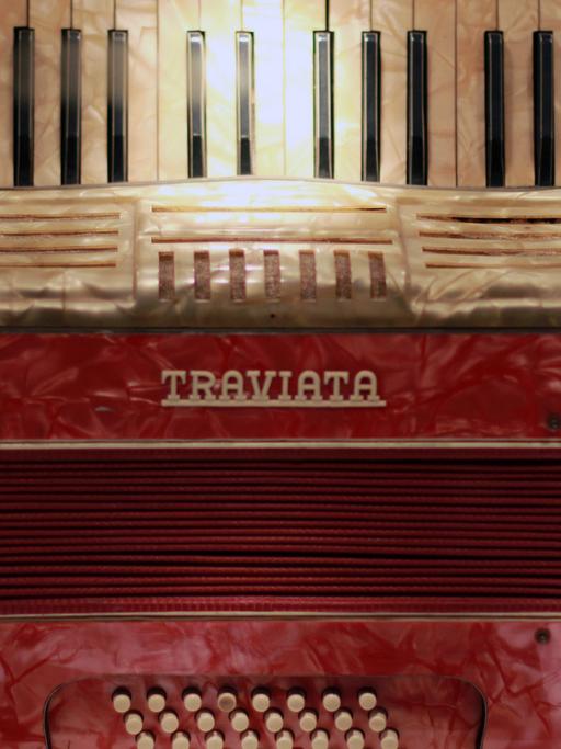 Ein rotes Traviata-Kinderakkordeon, das Alex Rosner von einer uniformierten deutschen Soldatin im Konzentrationslager Auschwitz geschenkt wurde