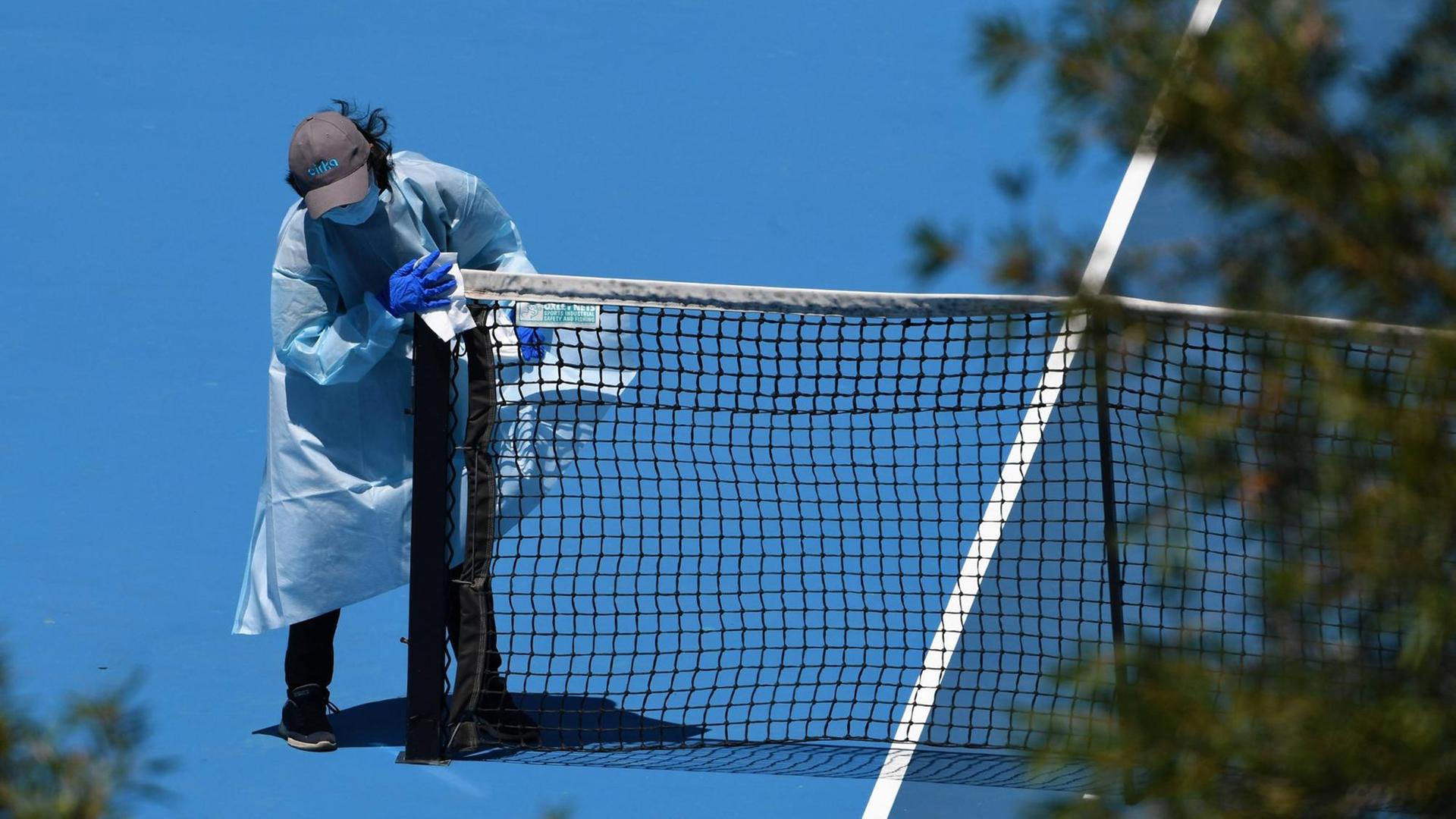 Nach einer Trainingssession für die Australian Open 2021wird ein Tennisplatz desinfiziert. Nach einer Trainingssession für die Australian Open 2021wird ein Tennisplatz desinfiziert.