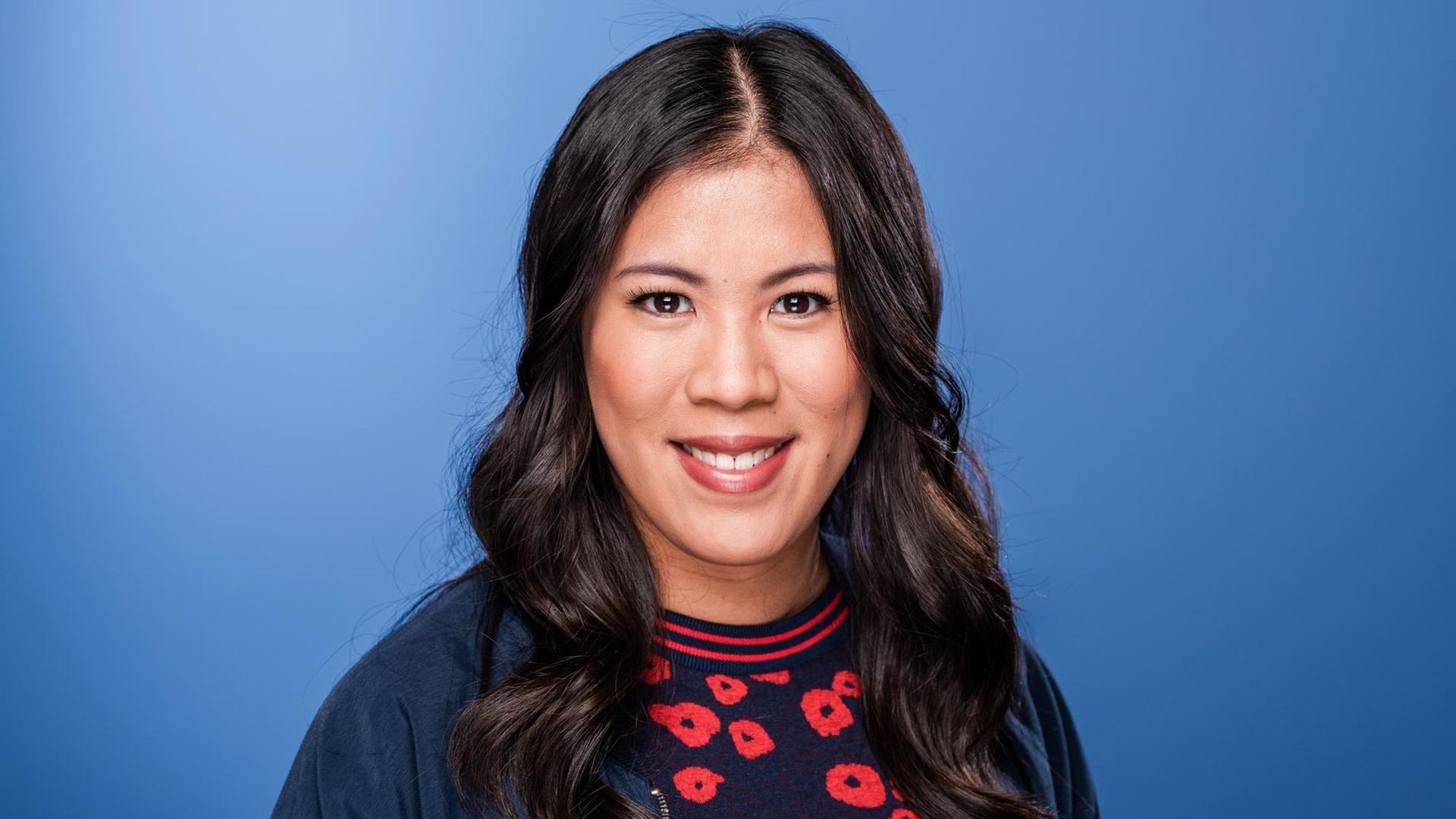 Die Fernsehmoderatorin Mai Thi Nguyen-Kim blickt lächelnd in die Kamera. Die Fernsehmoderatorin Mai Thi Nguyen-Kim blickt lächelnd in die Kamera.