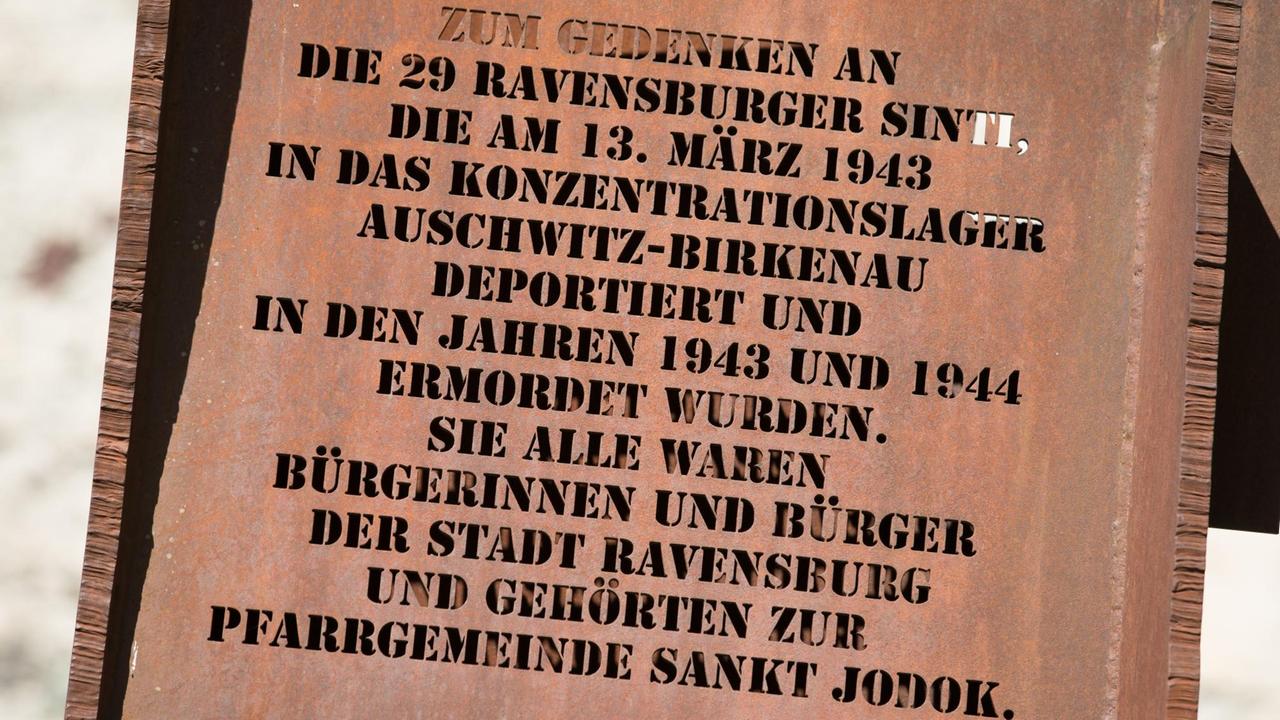 An die deportierten Sinti und Roma erinnert in der Innenstadt Ravensburgs eine Gedenktafel vor der katholischen Kirche Sankt Jodok. 16 Mal steht der Name Reinhardt darauf. An die deportierten Sinti und Roma erinnert in der Innenstadt Ravensburgs eine Gedenktafel vor der katholischen Kirche Sankt Jodok. 16 Mal steht der Name Reinhardt darauf.
