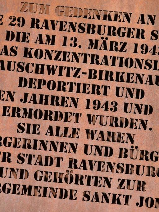 An die deportierten Sinti und Roma erinnert in der Innenstadt Ravensburgs eine Gedenktafel vor der katholischen Kirche Sankt Jodok. 16 Mal steht der Name Reinhardt darauf.