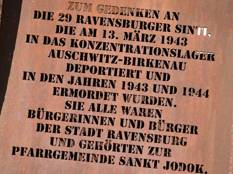 An die deportierten Sinti und Roma erinnert in der Innenstadt Ravensburgs eine Gedenktafel vor der katholischen Kirche Sankt Jodok. 16 Mal steht der Name Reinhardt darauf.