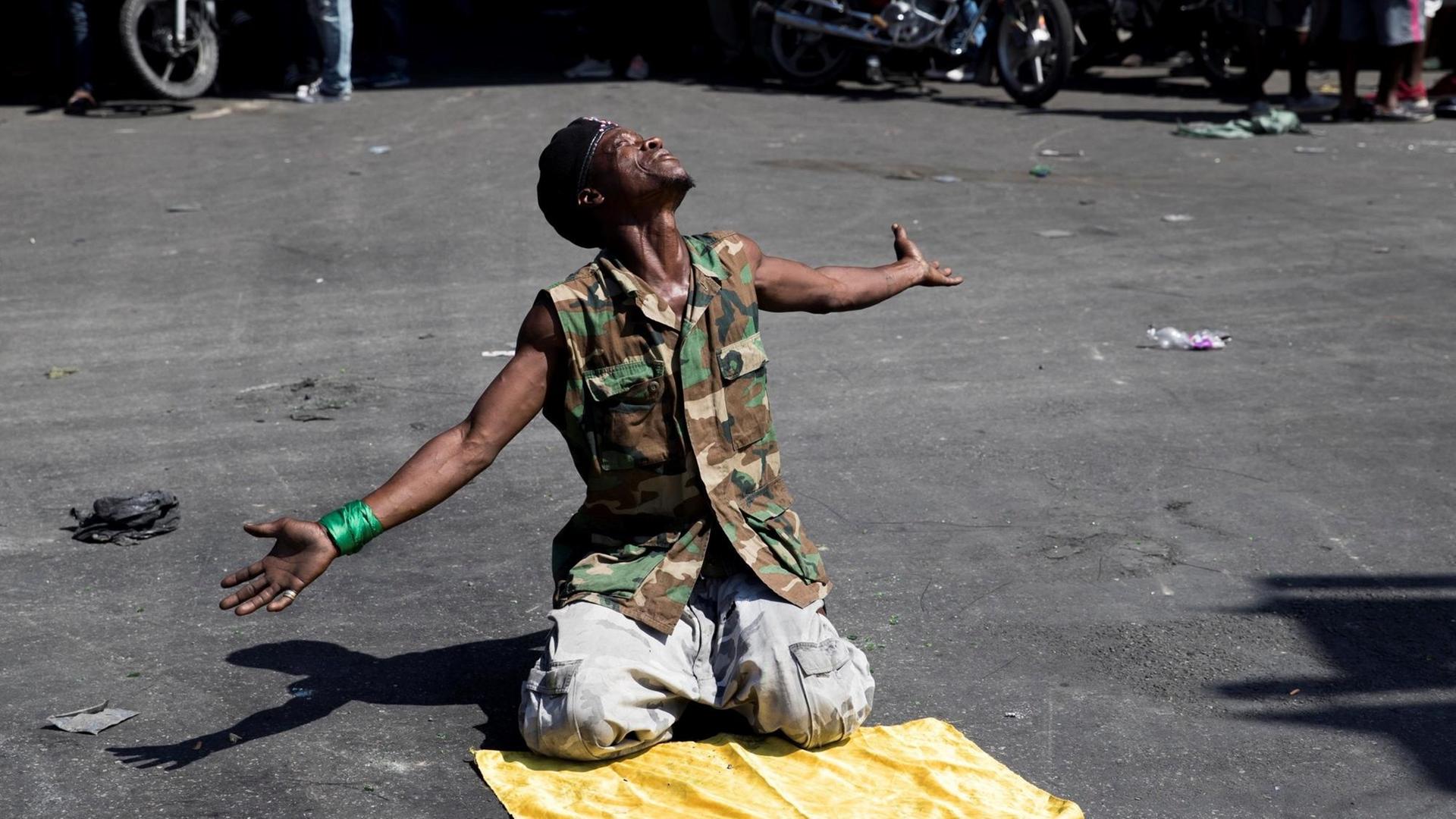 A protester prays at the beginning of a march to the National Palace in Port-au-Prince, Haiti, 17 October 2019. At least one man died Thursday and another was shot during another day of protests that paralyzed the Haitian capital, in a new mobilization that seeks to force the resignation of President Jovenel Moise. The two victims were at the demonstration and started to rob other people in the street near the National Palace, and a stranger shot them, according to a police officer at the scene. At least one dead and one injured during protests in Haiti ACHTUNG: NUR REDAKTIONELLE NUTZUNG PUBLICATIONxINxGERxSUIxAUTxONLY Copyright: xOrlandoxBarriax AME1232 20191018-637069542676351087