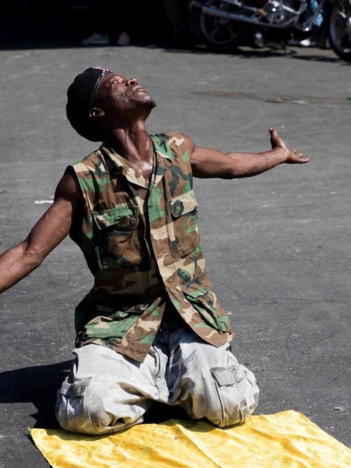 A protester prays at the beginning of a march to the National Palace in Port-au-Prince, Haiti, 17 October 2019. At least one man died Thursday and another was shot during another day of protests that paralyzed the Haitian capital, in a new mobilization that seeks to force the resignation of President Jovenel Moise. The two victims were at the demonstration and started to rob other people in the street near the National Palace, and a stranger shot them, according to a police officer at the scene. At least one dead and one injured during protests in Haiti ACHTUNG: NUR REDAKTIONELLE NUTZUNG PUBLICATIONxINxGERxSUIxAUTxONLY Copyright: xOrlandoxBarriax AME1232 20191018-637069542676351087