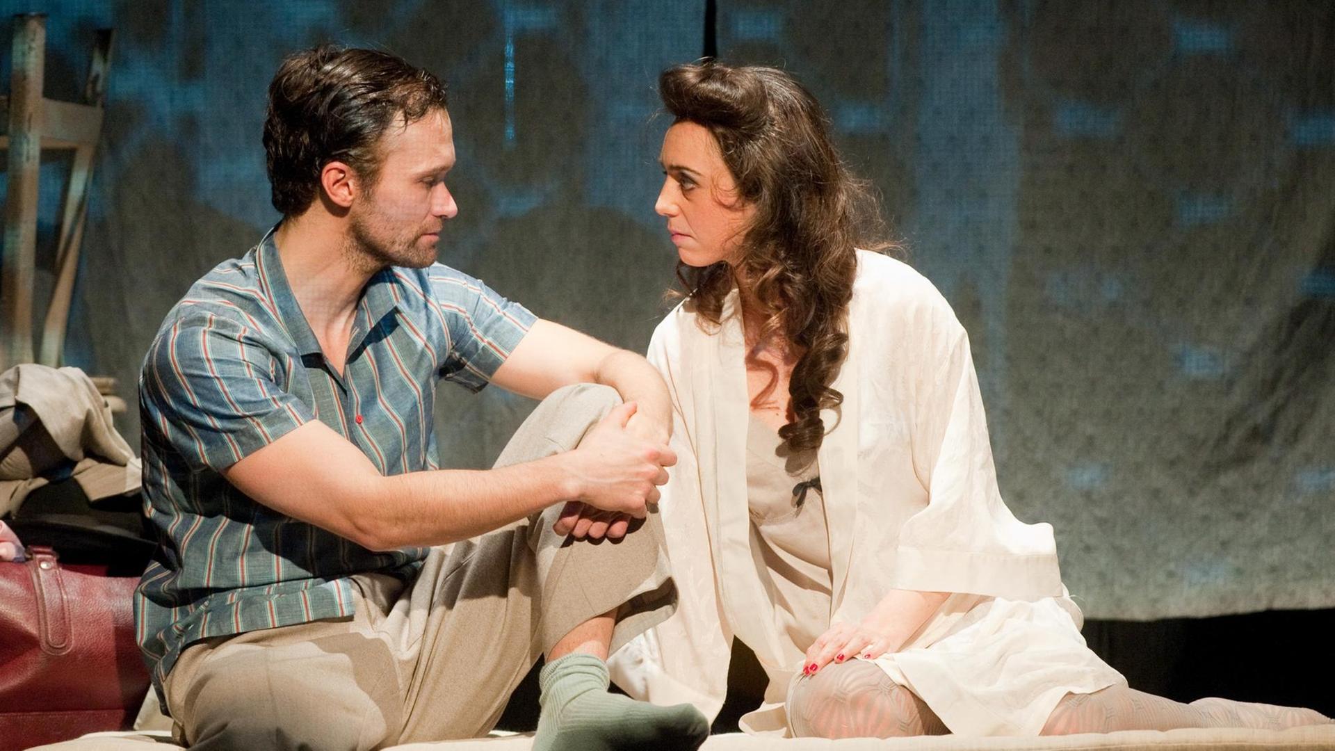 Aleksandar Radenkovic (l) als Herman Broder und Cigdem Teke als Tamara Broder proben am 08.03.2016 in Berlin im Maxim Gorki Theater eine Szene aus dem Stück «Feinde - die Geschichte einer Liebe». Das Maxim Gorki Theater bringt am 11. März 2016 den Roman des Literaturnobelpreisträgers Isaac B. Singer auf die Bühne. Die Geschichte spielt 1949 in New York und erzählt von einem Holocaust-Überlebenden, dessen Ehe und seinen Liebschaften. Foto: Klaus-Dietmar Gabbert/dpa Aleksandar Radenkovic (l) als Herman Broder und Cigdem Teke als Tamara Broder proben am 08.03.2016 in Berlin im Maxim Gorki Theater eine Szene aus dem Stück «Feinde - die Geschichte einer Liebe». Das Maxim Gorki Theater bringt am 11. März 2016 den Roman des Literaturnobelpreisträgers Isaac B. Singer auf die Bühne. Die Geschichte spielt 1949 in New York und erzählt von einem Holocaust-Überlebenden, dessen Ehe und seinen Liebschaften. Foto: Klaus-Dietmar Gabbert/dpa