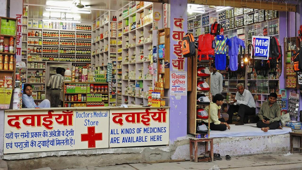 Eine Apotheke im indischen Bharatpur. Für Antibiotika braucht man hier kein Rezept. Eine Apotheke im indischen Bharatpur. Für Antibiotika braucht man hier kein Rezept.