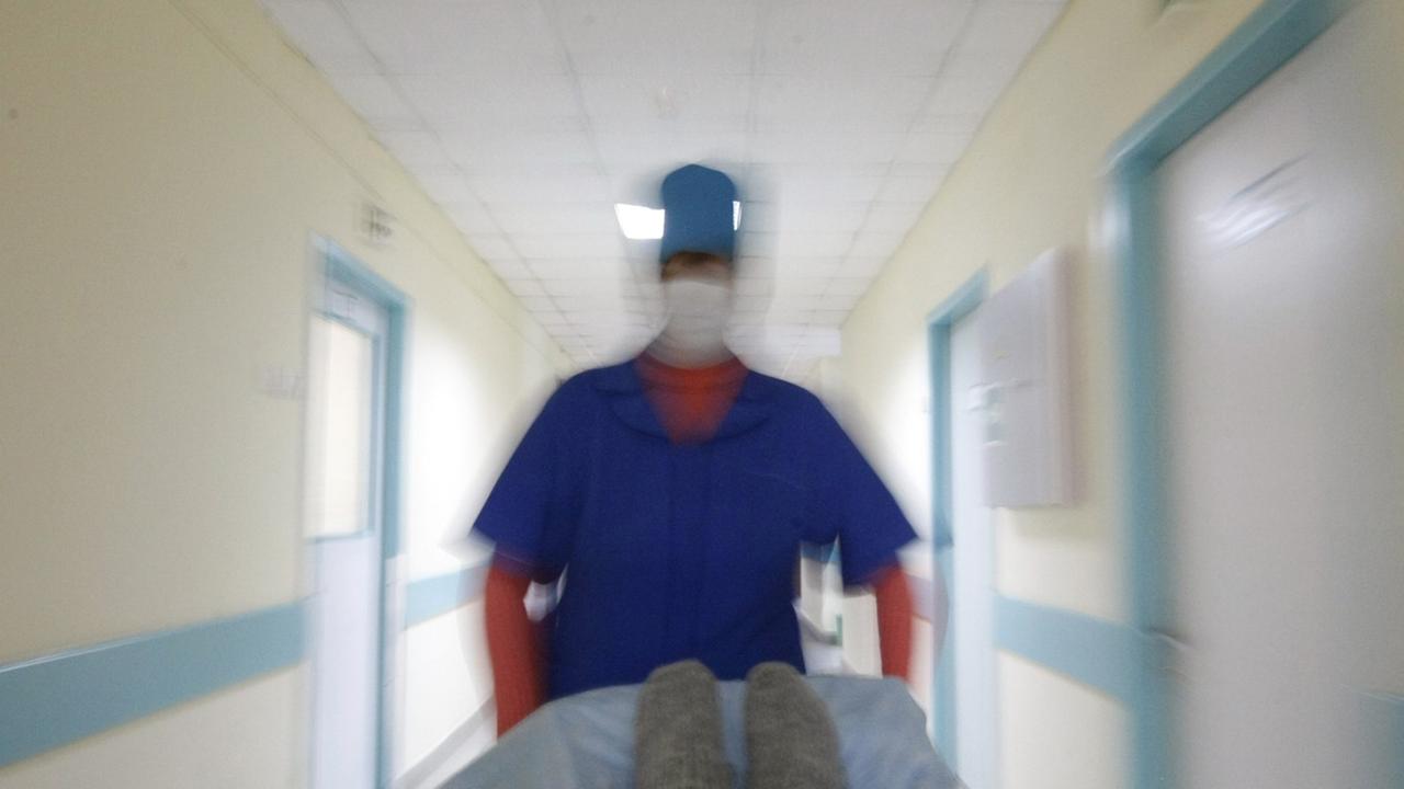 Ein Doktor mit einem Patienten auf dem Weg zur Intensive-Care Unit (ICU) im russischen Regional Vascular Center zur Behandlung von Gefäßkrankheiten.