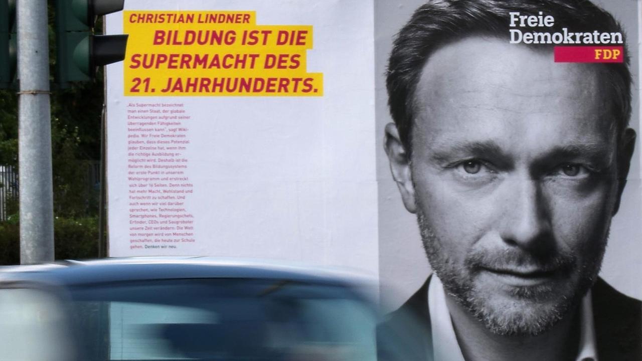 Drei Wahlplakate der Partei FDP - mit Christian Lindner Drei Wahlplakate der Partei FDP - mit Christian Lindner