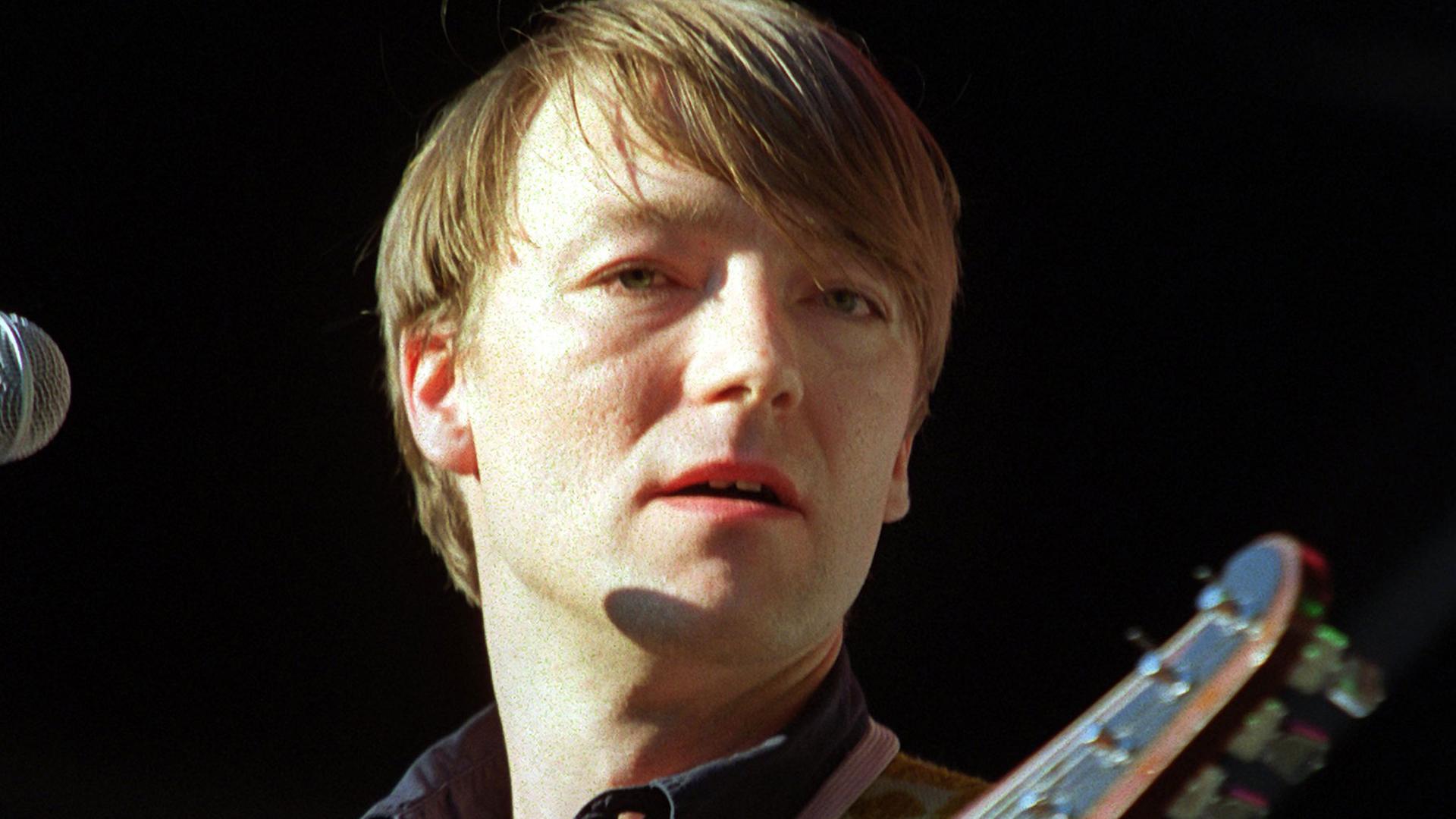 Jochen Distelmeyer, Sänger und Kopf der deutschen Popband Blumfeld, beim Konzert der Gruppe am 19.7.2003 in Wiesbaden Jochen Distelmeyer, Sänger und Kopf der deutschen Popband Blumfeld, beim Konzert der Gruppe am 19.7.2003 in Wiesbaden