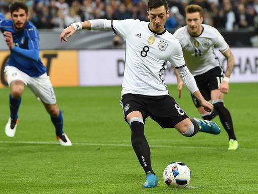 Fußball Länderspiel Deutschland - Italien am 29.03.2016 in der Allianz Arena in München Mesut Özil ( Deutschland ) schießt einen Elfmeter zum 4:0.
