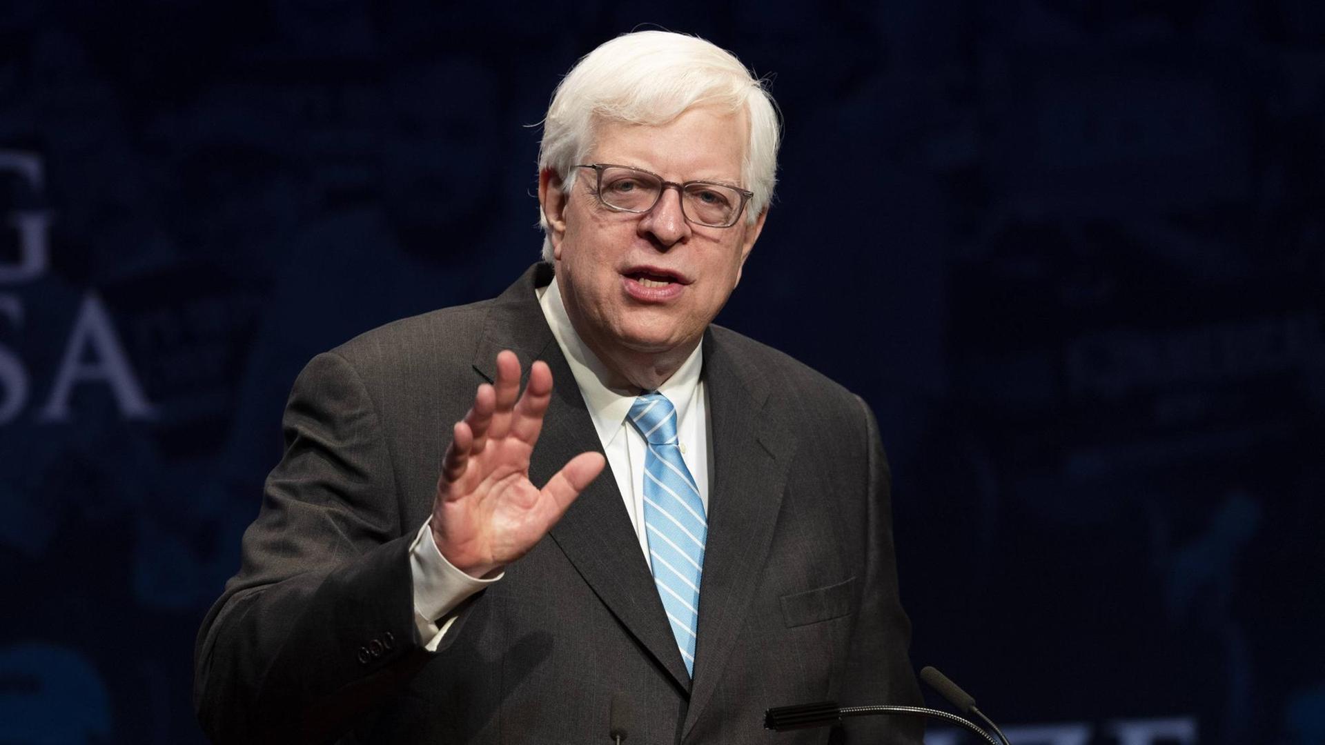 Der konservative Talkshow-Host und Gründer der "Prager University", Dennis Prager, steht auf dem Podium des Turning Point High School Leadership Summit in Washington, D.C. und hält eine Rede. Der konservative Talkshow-Host und Gründer der "Prager University", Dennis Prager, steht auf dem Podium des Turning Point High School Leadership Summit in Washington, D.C. und hält eine Rede.