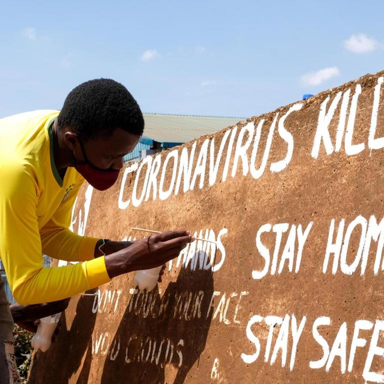 (200929) -- KAMPALA, Sept. 29, 2020 (Xinhua) -- Visual artist Henry Jonathan Waguti works on a roadside wall as part of an anti-coronavirus awareness campaign in Kampala, capital of Uganda, Sept. 29, 2020. (Photo by Hajarah Nalwadda/Xinhua)