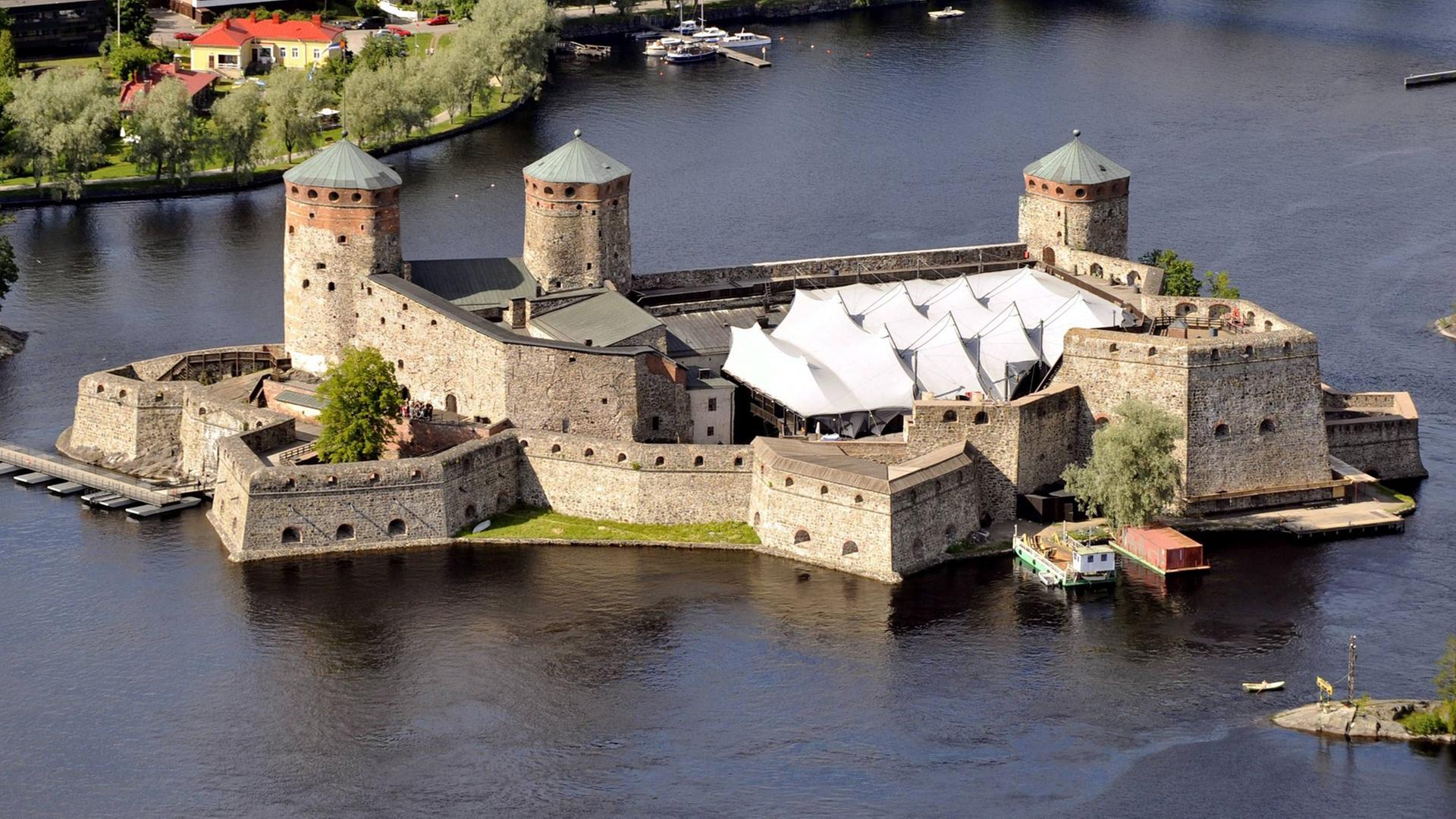Die bekannteste Sehenswürdigkeit Savonlinnas: die Burg Olavinlinna. Hier finden die Opernfestspiele statt.