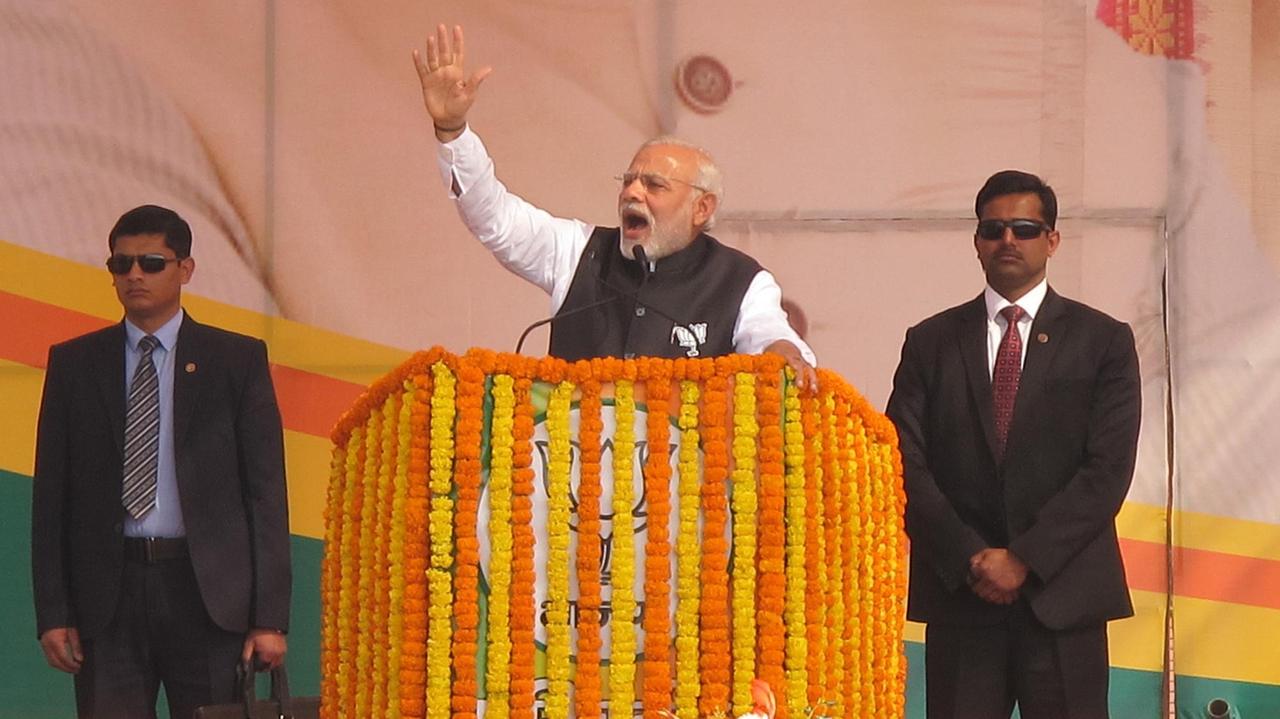 Der indische Ministerpräsident Narendra Modi von der Bharatiya Janata Partei (BJP) hält am 08.02.2016 auf einer Wahlveranstaltung in Ghaziabad im indischen Bundesstaat Uttar Pradesh eine Rede. Am 11.02. beginnen die Wahlen für das Landesparlament im größten indischen Bundesstaat Uttar Pradesh (UP). Es ist ein wichtiger Test für die indische Regierung, die sich 2019 zur Wiederwahl stellt. Fast 140 Millionen Wahlberechtigte sind an insgesamt sieben Terminen aufgerufen, bis zum 8. März ihre Stimme abzugeben. (zu dpa "Wahlen im größten indischen Bundesstaat - Test für die Regierung" vom 11.02.2017) Foto: Siddhartha Kumar/dpa | Verwendung weltweit Der indische Ministerpräsident Narendra Modi von der Bharatiya Janata Partei (BJP) hält am 08.02.2016 auf einer Wahlveranstaltung in Ghaziabad im indischen Bundesstaat Uttar Pradesh eine Rede. Am 11.02. beginnen die Wahlen für das Landesparlament im größten indischen Bundesstaat Uttar Pradesh (UP). Es ist ein wichtiger Test für die indische Regierung, die sich 2019 zur Wiederwahl stellt. Fast 140 Millionen Wahlberechtigte sind an insgesamt sieben Terminen aufgerufen, bis zum 8. März ihre Stimme abzugeben. (zu dpa "Wahlen im größten indischen Bundesstaat - Test für die Regierung" vom 11.02.2017) Foto: Siddhartha Kumar/dpa | Verwendung weltweit