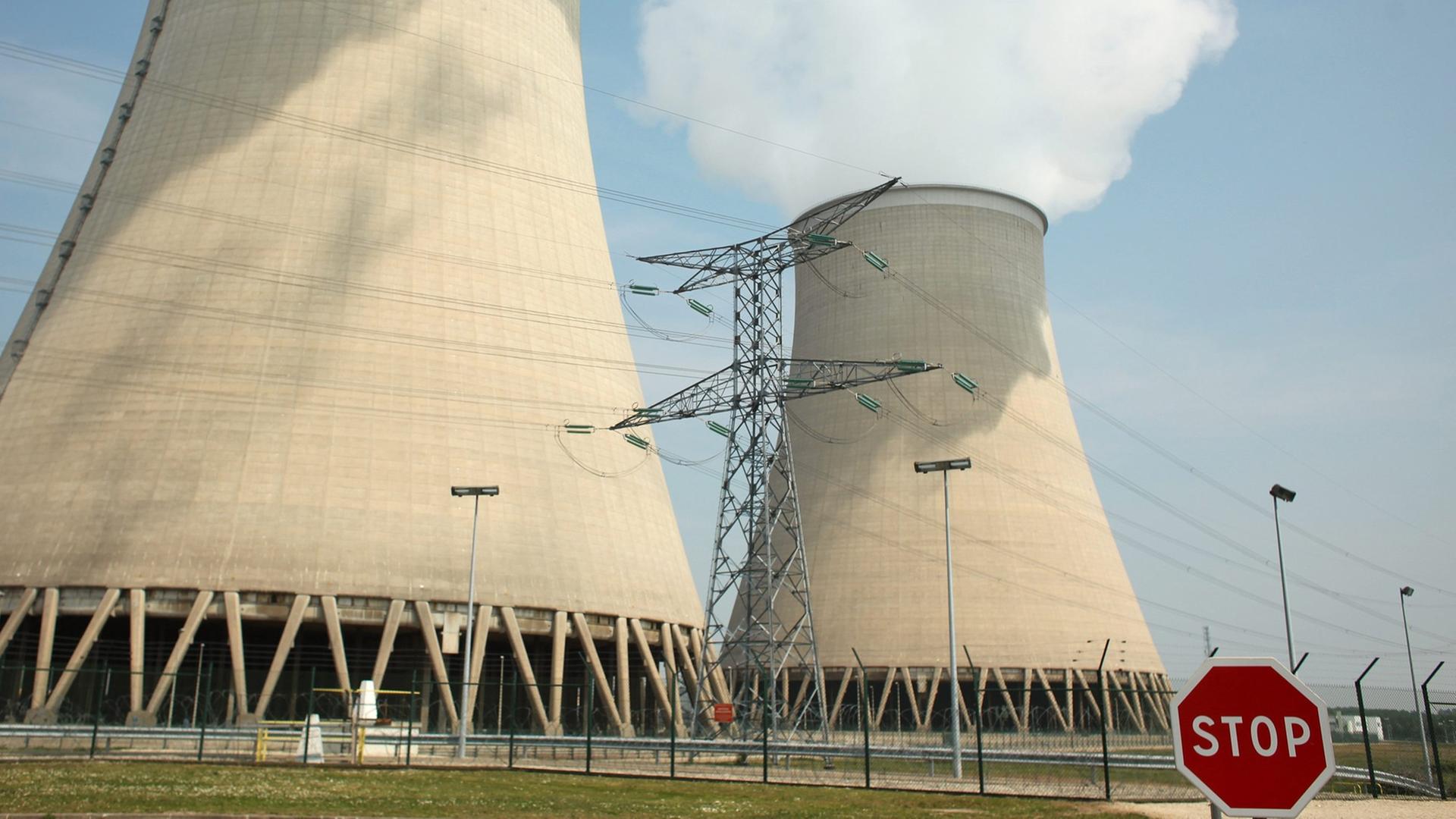 Blick auf das Kernkraftwerk Cattenom in Frankreich Blick auf das Kernkraftwerk Cattenom in Frankreich