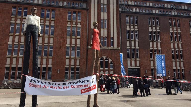 Anti-TTIP-Protest Kulturschaffender vor der Hamburger Bücherhalle