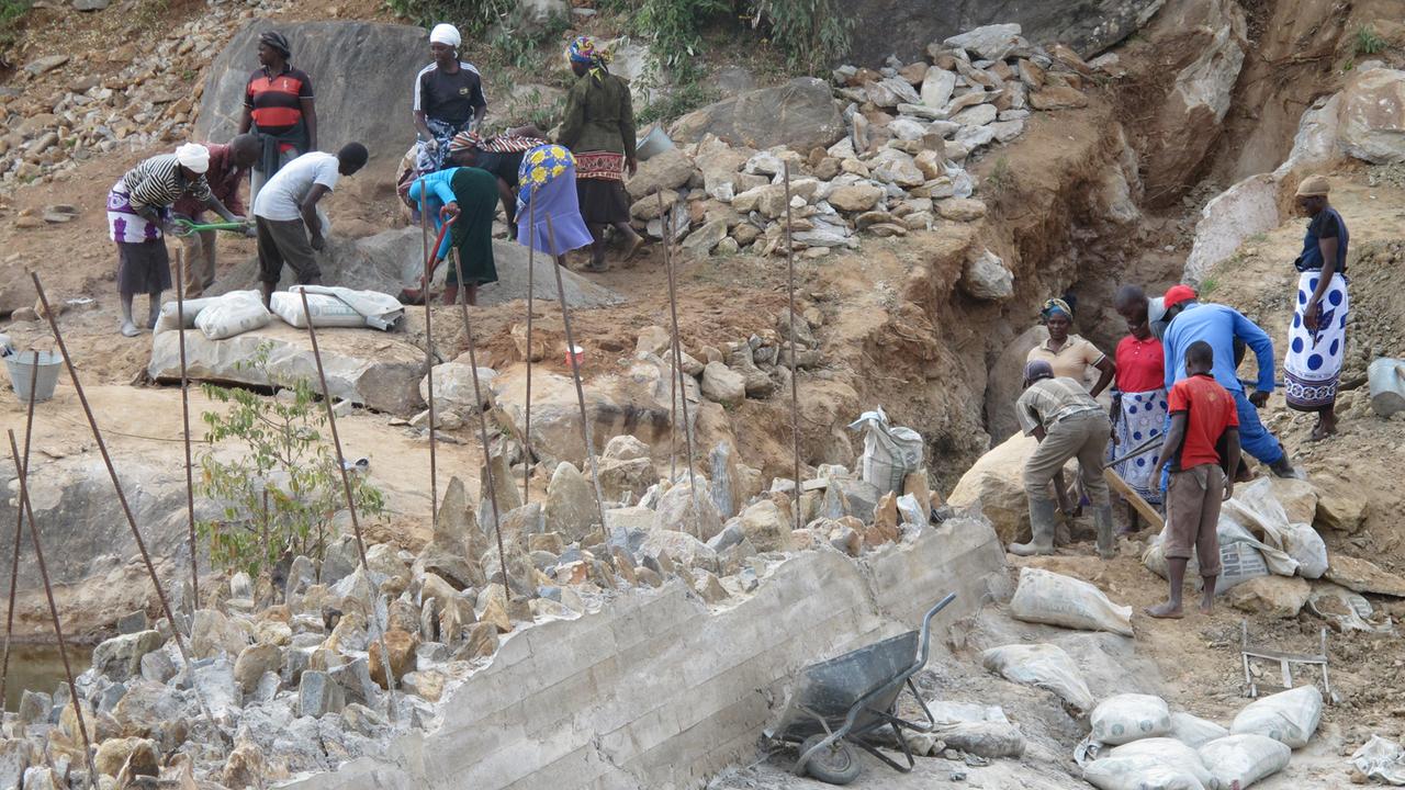 Baustelle für einen Sanddamm in Kenia