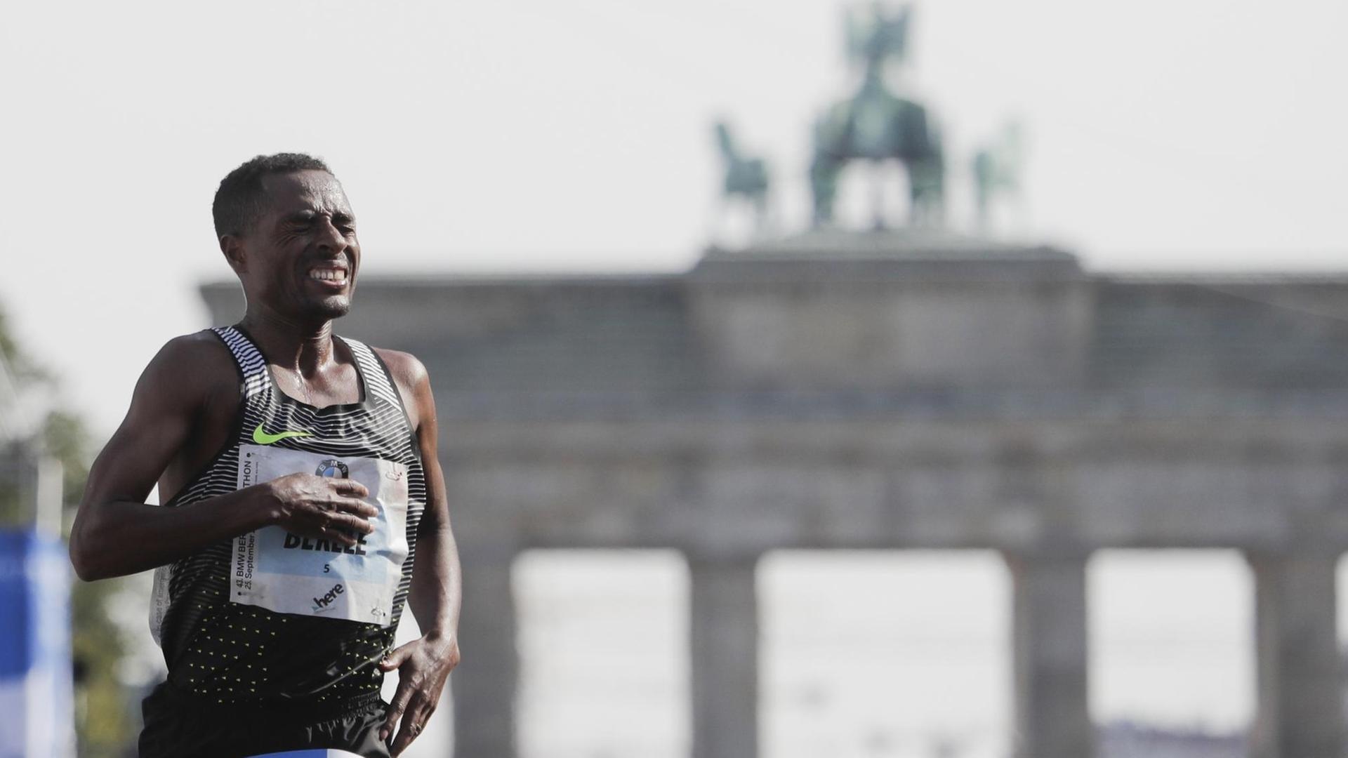 Der Äthiopier Kenenisa Bekele vor dem Berliner Tor. Der Äthiopier Kenenisa Bekele vor dem Berliner Tor.