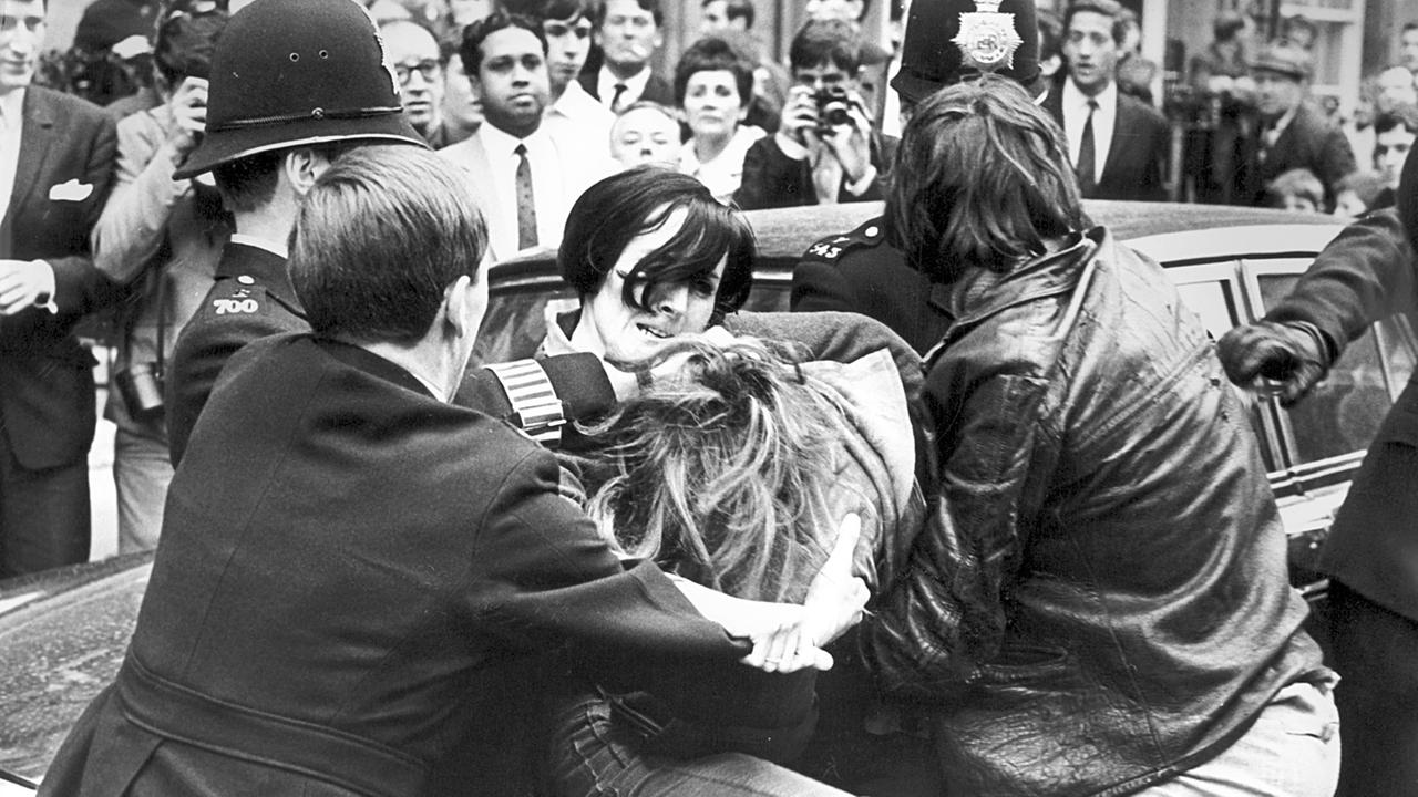 Düsteres Bild aus London, Mai 1968: Gerangel zwischen Polizisten und Bürgern bei einer Demonstration gegen Frankreichs Präsidenten Charles de Gaulle. Düsteres Bild aus London, Mai 1968: Gerangel zwischen Polizisten und Bürgern bei einer Demonstration gegen Frankreichs Präsidenten Charles de Gaulle.