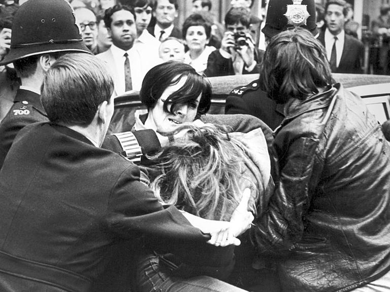 Düsteres Bild aus London, Mai 1968: Gerangel zwischen Polizisten und Bürgern bei einer Demonstration gegen Frankreichs Präsidenten Charles de Gaulle.