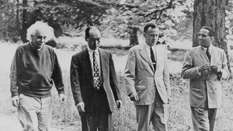 James Wheeler (2. von rechts) beim Spaziergang u.a. mit Albert Einstein (ganz links) James Wheeler (2. von rechts) beim Spaziergang u.a. mit Albert Einstein (ganz links)