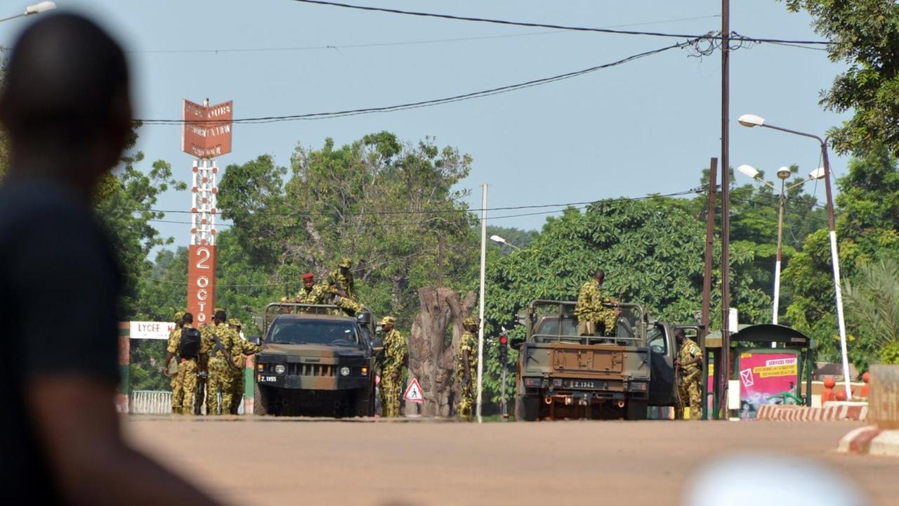 Nach einem Putsch kontrollierte das Militär die Straßen in Burkina Fasos Hauptstadt Ouagadougou. Nach einem Putsch kontrollierte das Militär die Straßen in Burkina Fasos Hauptstadt Ouagadougou.