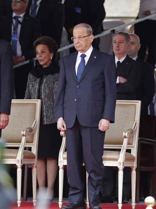 Der libanesische Ministerpräsident Saad Hariri (r), Präsident Michel Aoun (M) und der Parlamentssprecher Nabib Berri am 22.11.2017 bei einer Militärparade anlässlich des 74. Jahrestages der Unabhängigkeit des Libanon in Beirut.