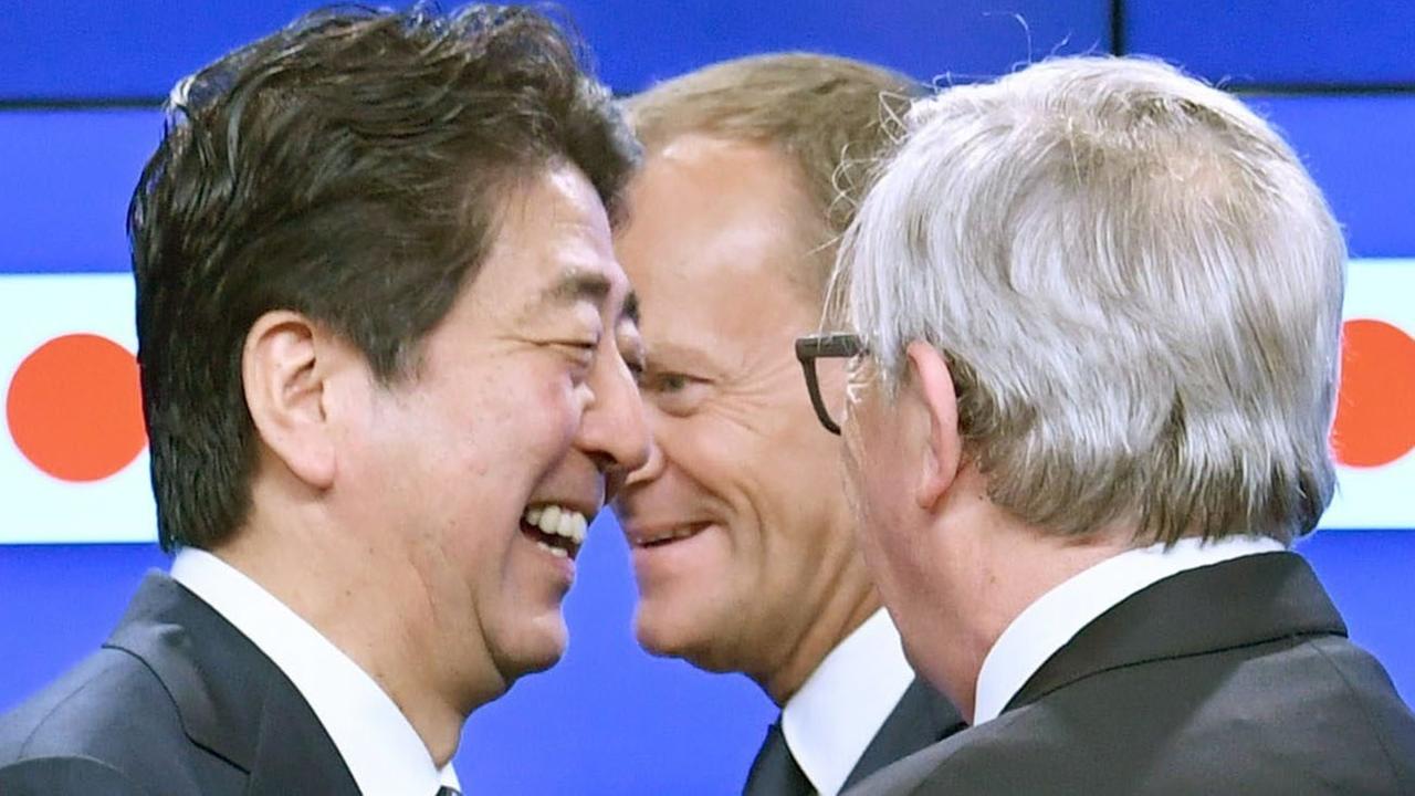 EU-Ratspräsident Donald Tusk, Japans Premier Shinzo Abe, EU-Kommissionspräsident Jean-Claude Juncker im Juli 2017 bei der Ankündigung des geplanten Freihandelsabkommens Jefta.