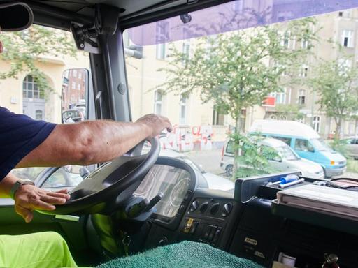 Eine Lkw-Fahrer der Berliner lenkt den Lkw zum abbiegen.