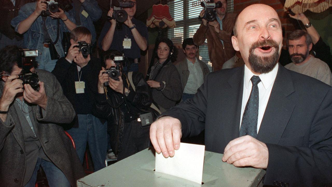 Rainer Eppelmann bei der Stimmabgabe am 18. März 1990. Rainer Eppelmann bei der Stimmabgabe am 18. März 1990.