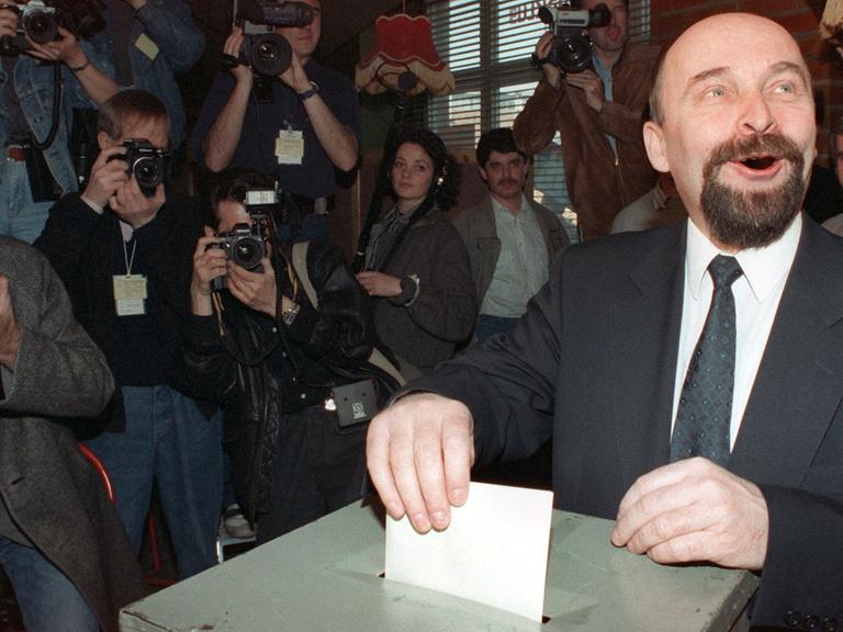 Rainer Eppelmann bei der Stimmabgabe am 18. März 1990.