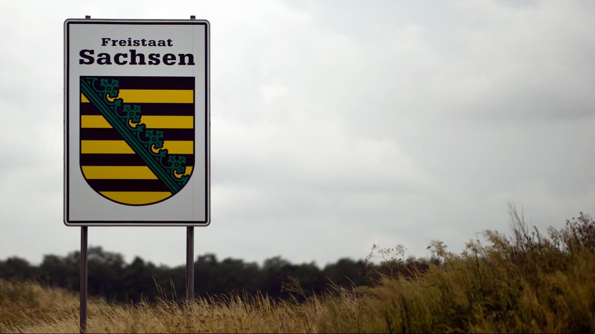 Ein Hinweisschild des Freistaates Sachsen an einer Autobahn. Ein Hinweisschild des Freistaates Sachsen an einer Autobahn.