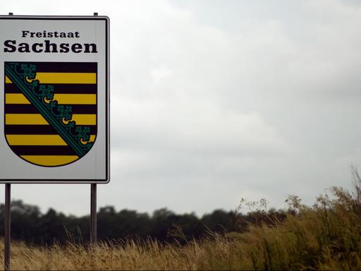 Ein Hinweisschild des Freistaates Sachsen an einer Autobahn.