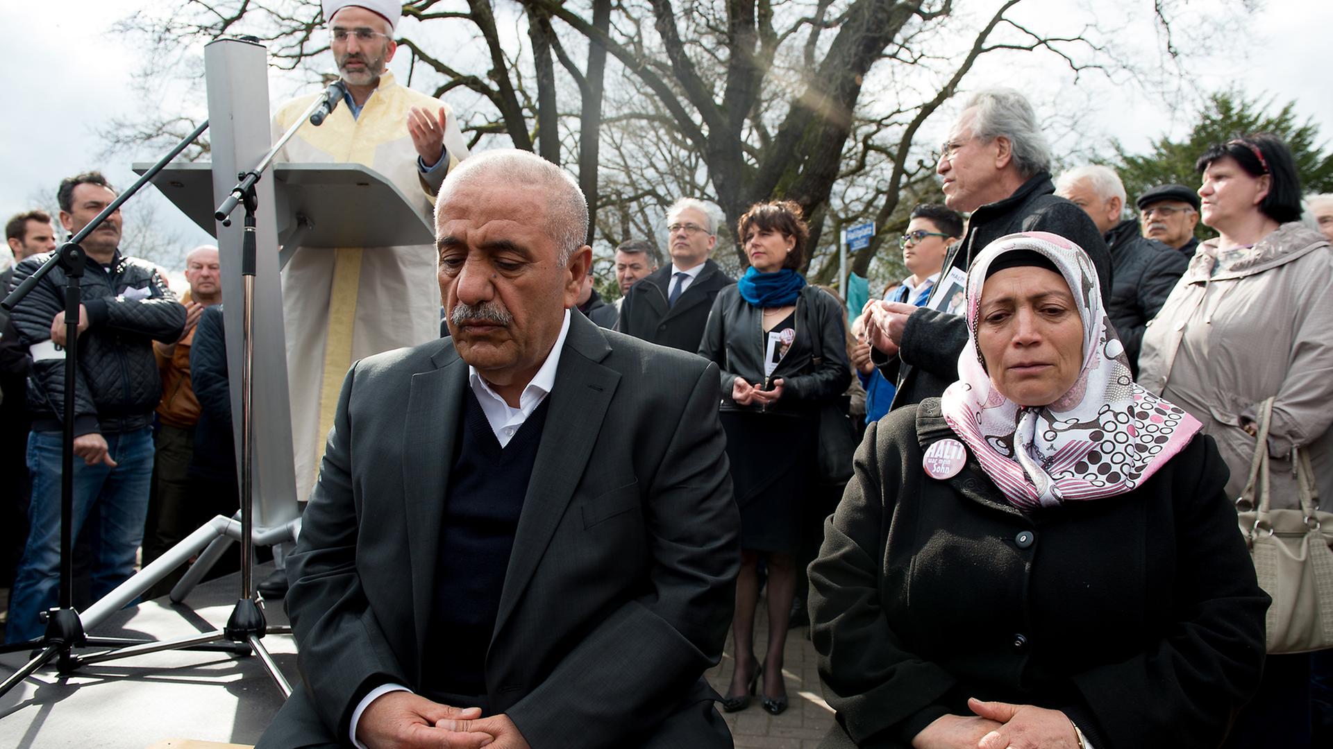 Die Eltern des ermordeten Halit Yozgat, Ayse und Ismael, sitzen am 06.04.2016 bei der Gedenkfeier zehn Jahre nach der Ermordung von Halit Yozgat in Kassel (Hessen). Die Eltern des ermordeten Halit Yozgat, Ayse und Ismael, sitzen am 06.04.2016 bei der Gedenkfeier zehn Jahre nach der Ermordung von Halit Yozgat in Kassel (Hessen).