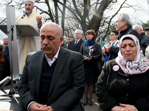 Die Eltern des ermordeten Halit Yozgat, Ayse und Ismael, sitzen am 06.04.2016 bei der Gedenkfeier zehn Jahre nach der Ermordung von Halit Yozgat in Kassel (Hessen).
