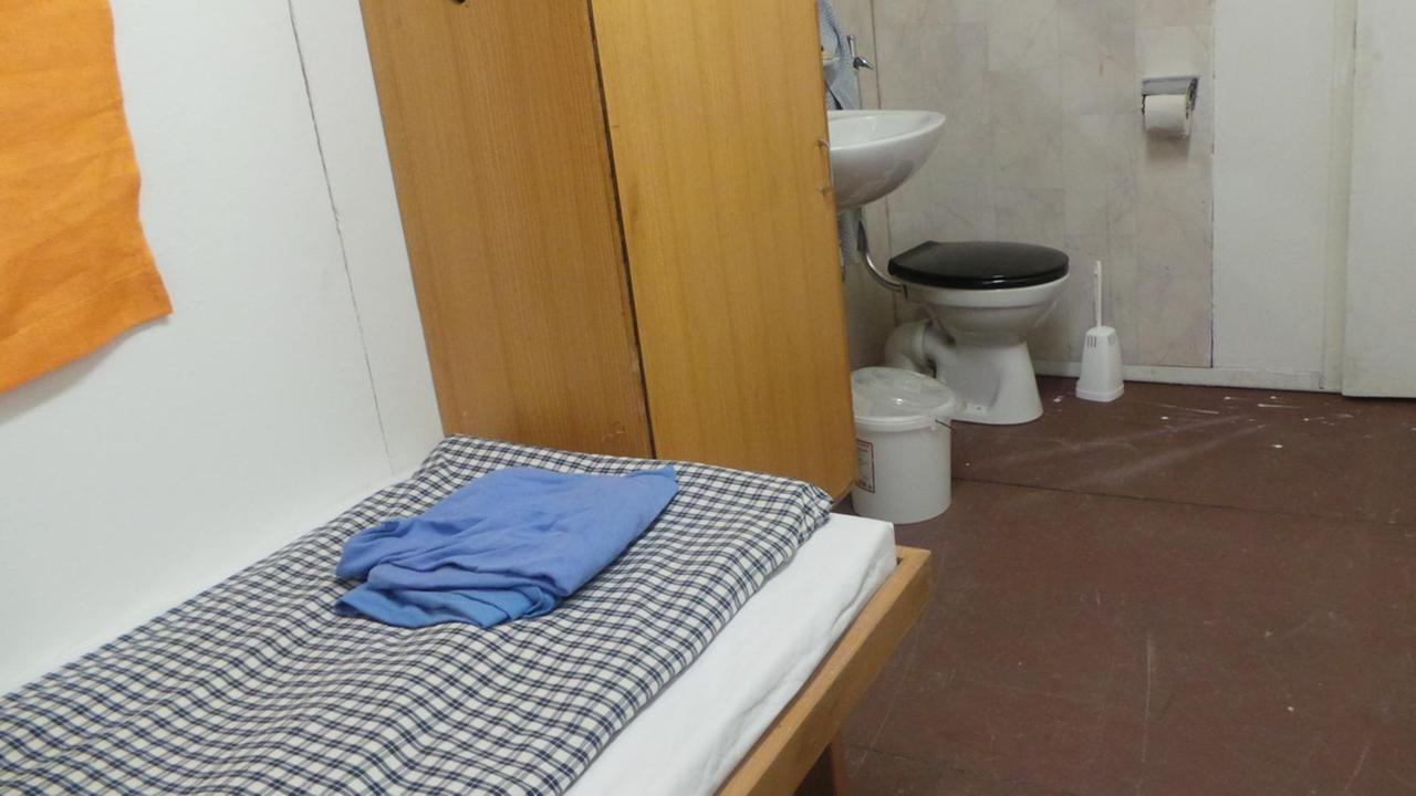 Bett, Schrank und Nassbereich: So sieht eine Zelle in der JVA Straubing aus. Bett, Schrank und Nassbereich: So sieht eine Zelle in der JVA Straubing aus.