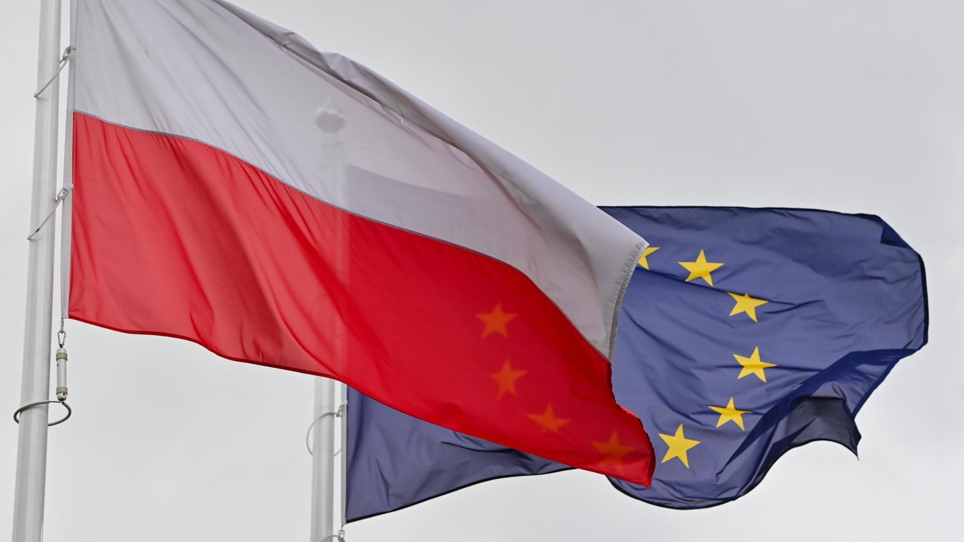 Die weiß-rote Nationalfahne Polens und dahinter die Fahne der Europäischen Union (EU) wehen im Wind am Grenzübergang Stadtbrücke zwischen dem polnischen Slubice und Frankfurt (Oder) in Brandenburg. Wegen hoher Infektionszahlen in Polen rechnet Brandenburgs Innenminister Stübgen (CDU) damit, dass das Nachbarland spätestens Anfang kommender Woche zum Hochinzidenz-Gebiet erklärt wird. Die weiß-rote Nationalfahne Polens und dahinter die Fahne der Europäischen Union (EU) wehen im Wind am Grenzübergang Stadtbrücke zwischen dem polnischen Slubice und Frankfurt (Oder) in Brandenburg. Wegen hoher Infektionszahlen in Polen rechnet Brandenburgs Innenminister Stübgen (CDU) damit, dass das Nachbarland spätestens Anfang kommender Woche zum Hochinzidenz-Gebiet erklärt wird.