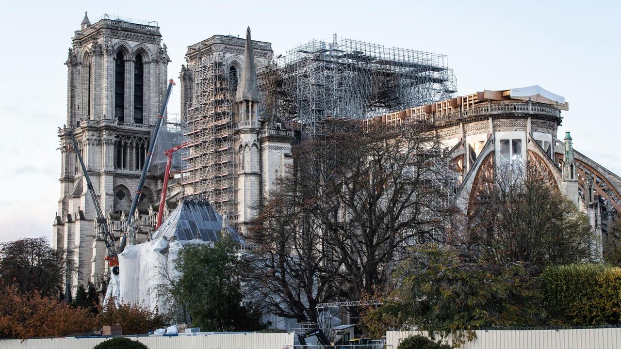 Die eingerüstete Kathedrale Notre-Dame in Paris am 12. November. Die eingerüstete Kathedrale Notre-Dame in Paris am 12. November.