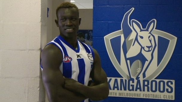 Majak Daw, australischer Football-Profi aus dem Sudan: "Ich will ein gutes Beispiel sein". Majak Daw, australischer Football-Profi aus dem Sudan: "Ich will ein gutes Beispiel sein".