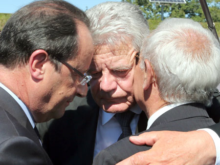 Bundespräsident Joachim Gauck umarmt den Überlebenden und Zeitzeuge Robert Hebras im Beisein von Frankreichs Präsident Francois Hollande Bundespräsident Joachim Gauck umarmt den Überlebenden und Zeitzeuge Robert Hebras im Beisein von Frankreichs Präsident Francois Hollande