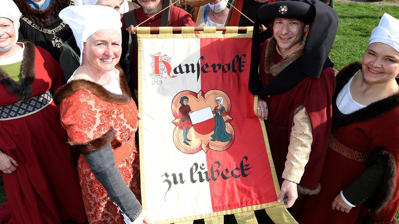 Darsteller des "Hansevolk zu Lübeck" zeigen am 27.04.2014 in Lübeck (Schleswig-Holstein) ihre Fahne. Darsteller des "Hansevolk zu Lübeck" zeigen am 27.04.2014 in Lübeck (Schleswig-Holstein) ihre Fahne.