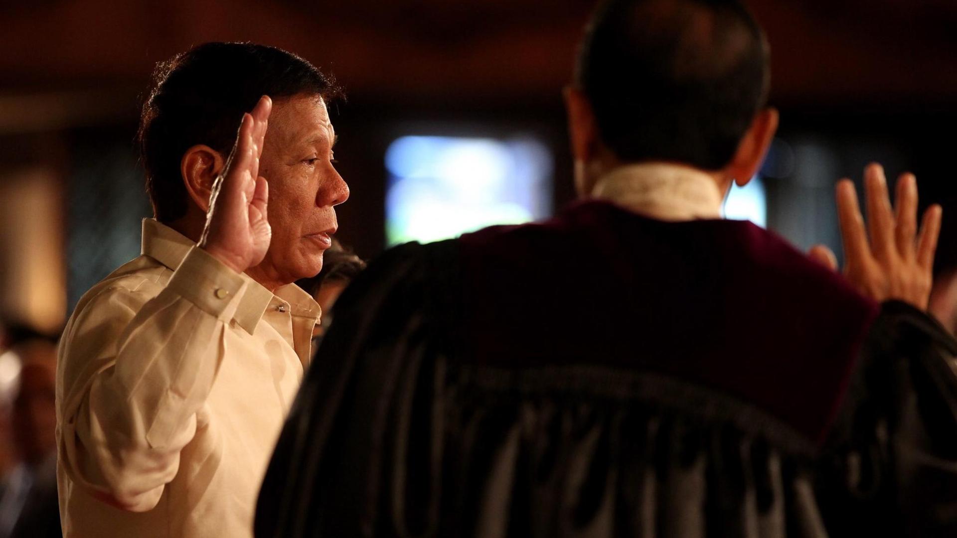Rodrigo Duterte bei seiner Vereidigung Rodrigo Duterte bei seiner Vereidigung