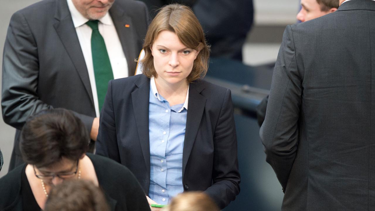 Die CSU-Bundestagsabgeordnete Emmi Zeulner nimmt am 22. Oktober 2013 an der konstituierenden Sitzung des Bundestags im Reichstagsgebäude in Berlin teil.