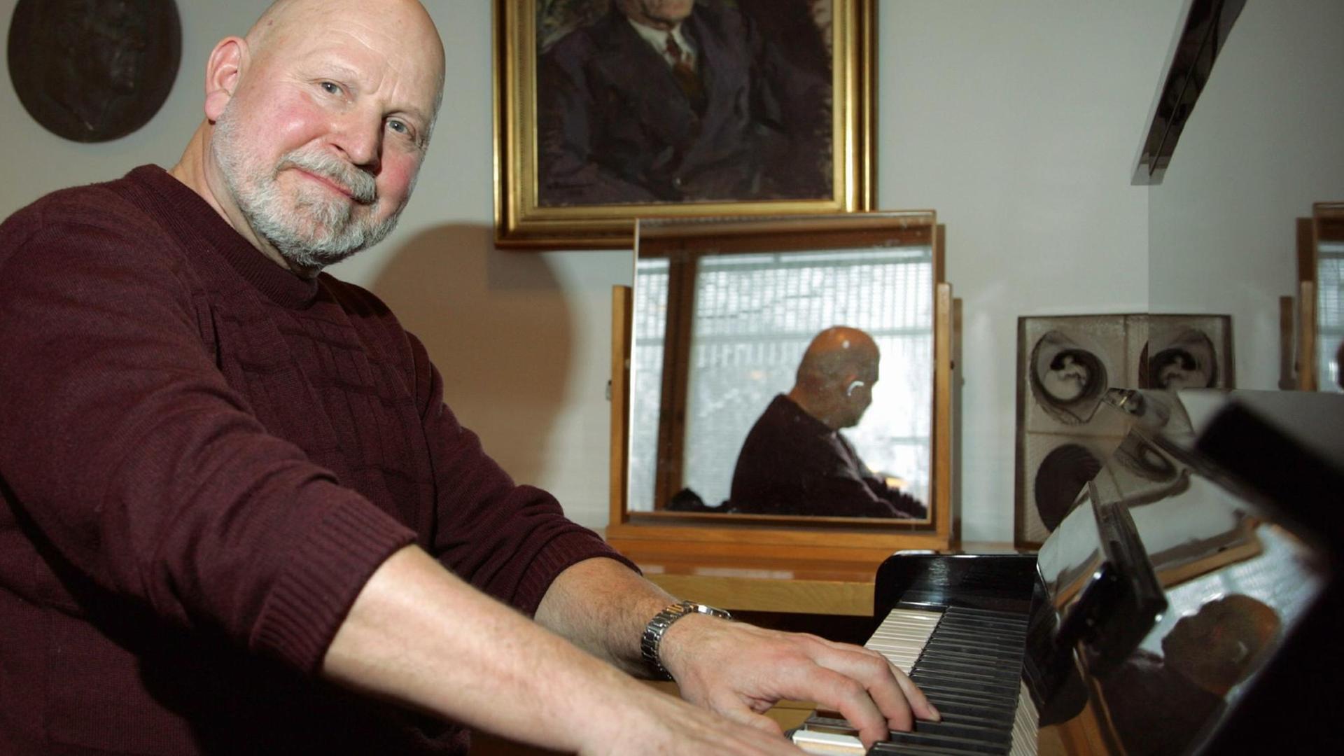 Peteris Vasks am Klavier. Peteris Vasks am Klavier.